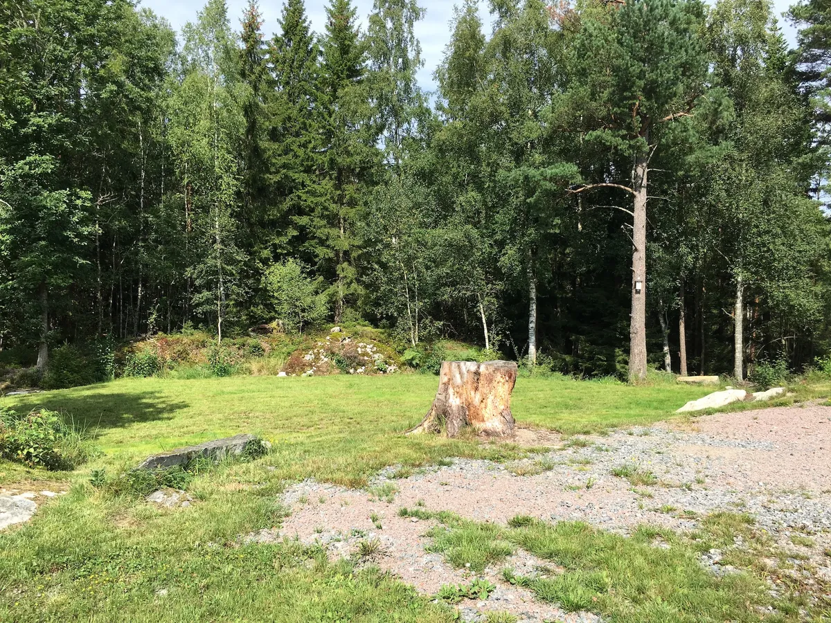 Gräsplan vid patrullstugorna